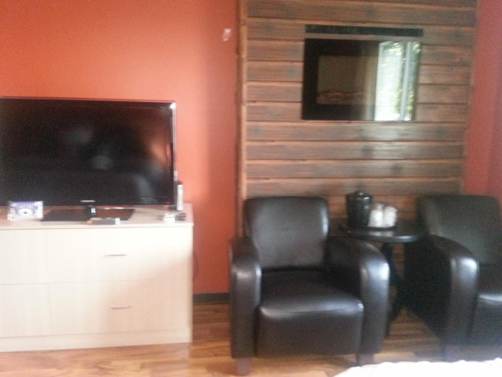 The Walla Walla Inn Rainy River Bagian luar foto