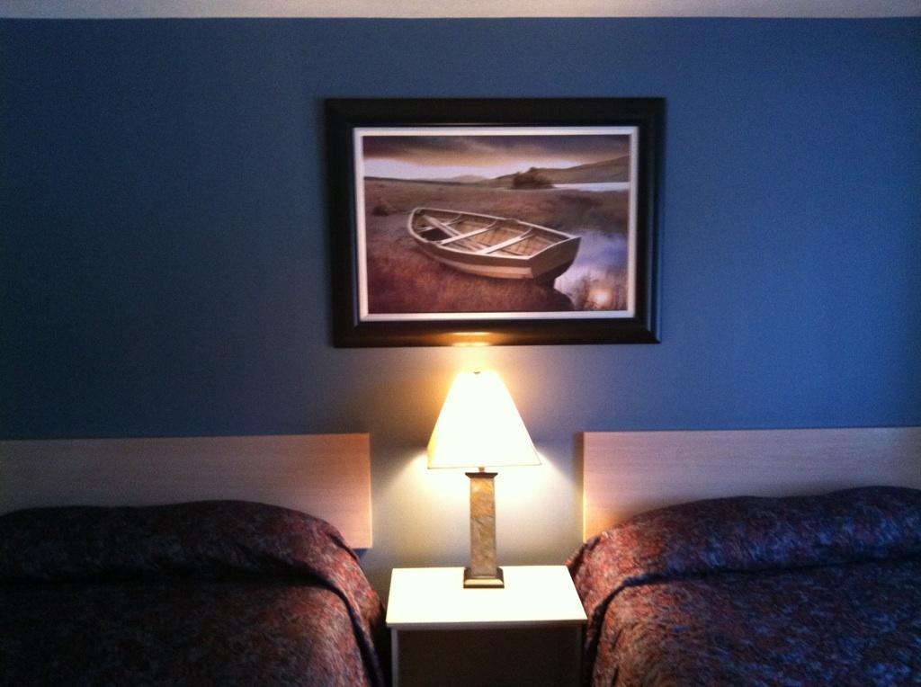 The Walla Walla Inn Rainy River Bagian luar foto